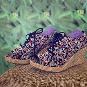 Used Women’s flowered colored platforms